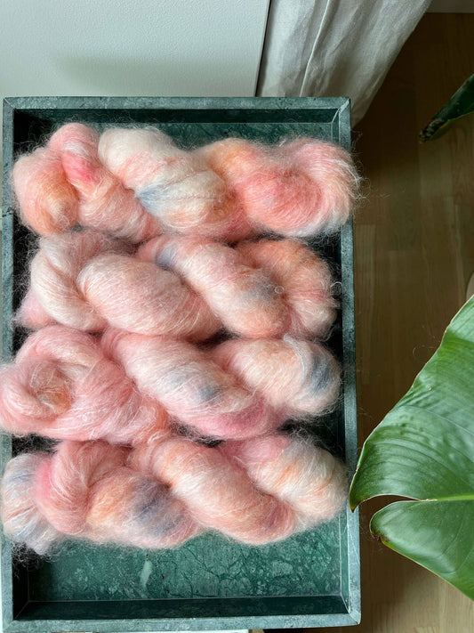 'Alice i eventyrland' - Fat mohair 200m/100g.