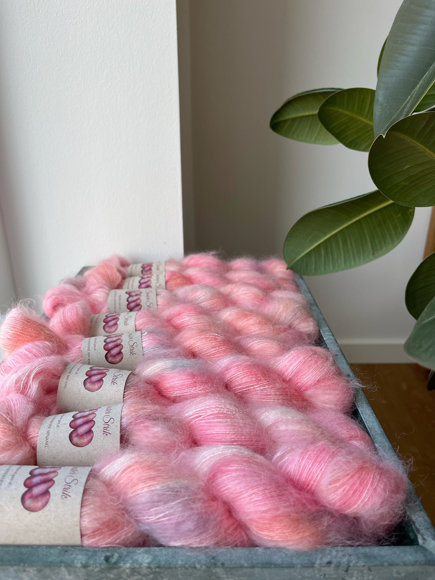 'Alice i eventyrland' - Silk mohair 420m/50g.