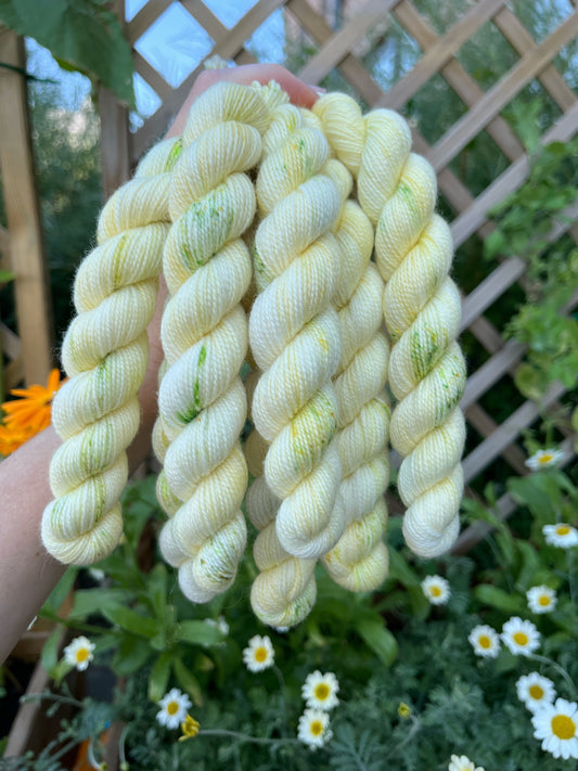 Mini 'Hyldeblomst' - sock 85 m/20 g.